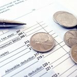 Монеты, документы и ручка
