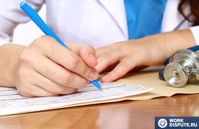 женщина-доктор пишет ручкой на листе бумаги