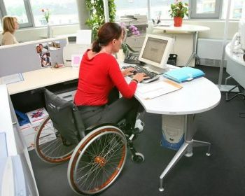 женщина-инвалид на работе в офисе